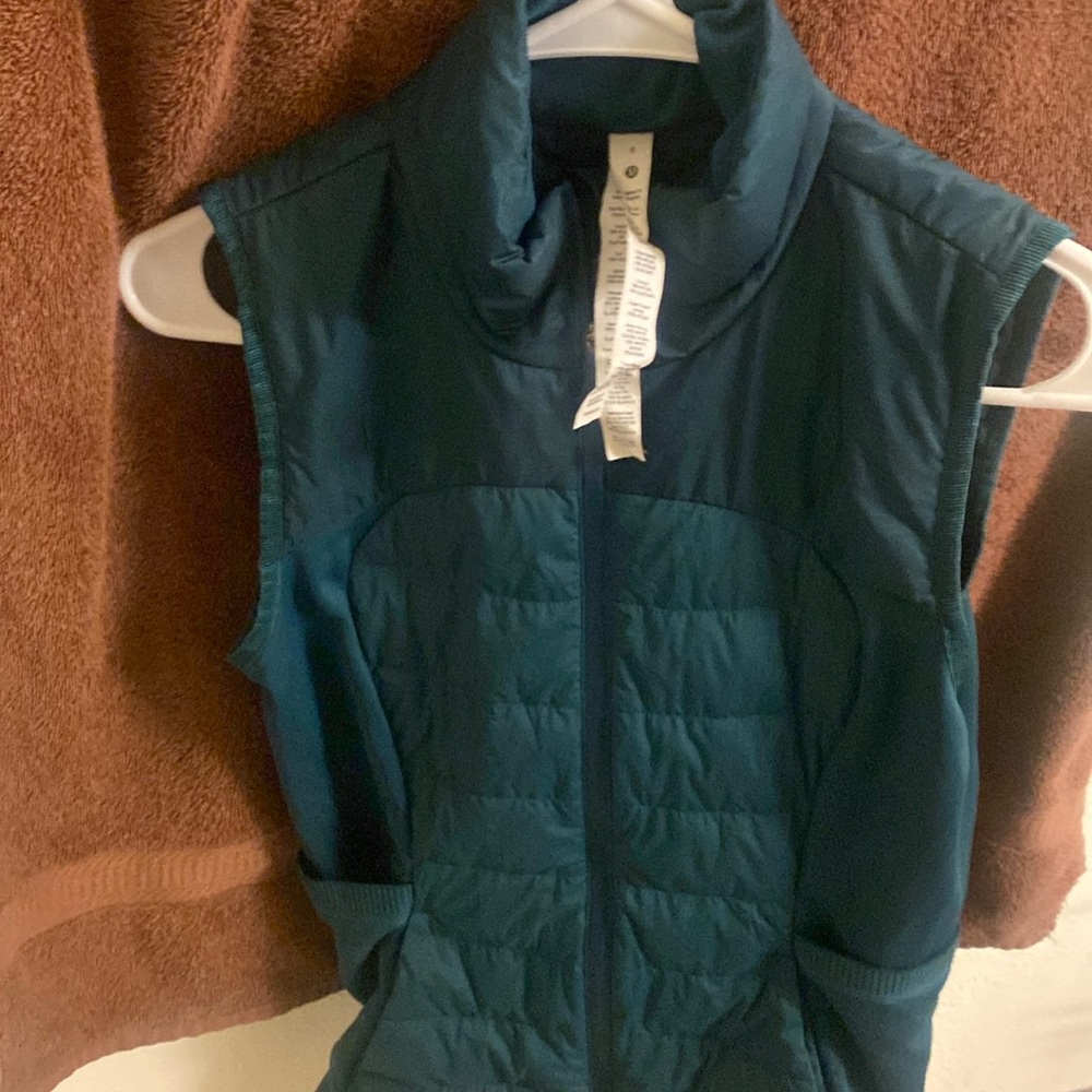 I am selling a dark green lululmelon athletic sports jacket it’s a size 6 small